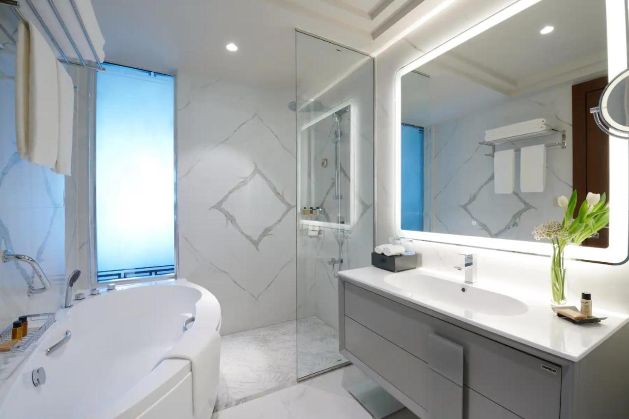 Wyndham Grand Doha West Bay Beach Exteriör bild Bathroom