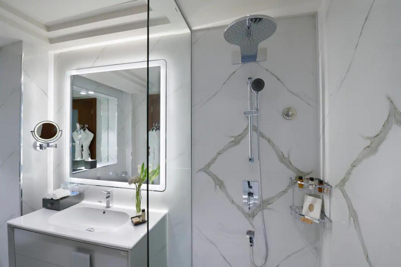 Wyndham Grand Doha West Bay Beach Exteriör bild Bathroom