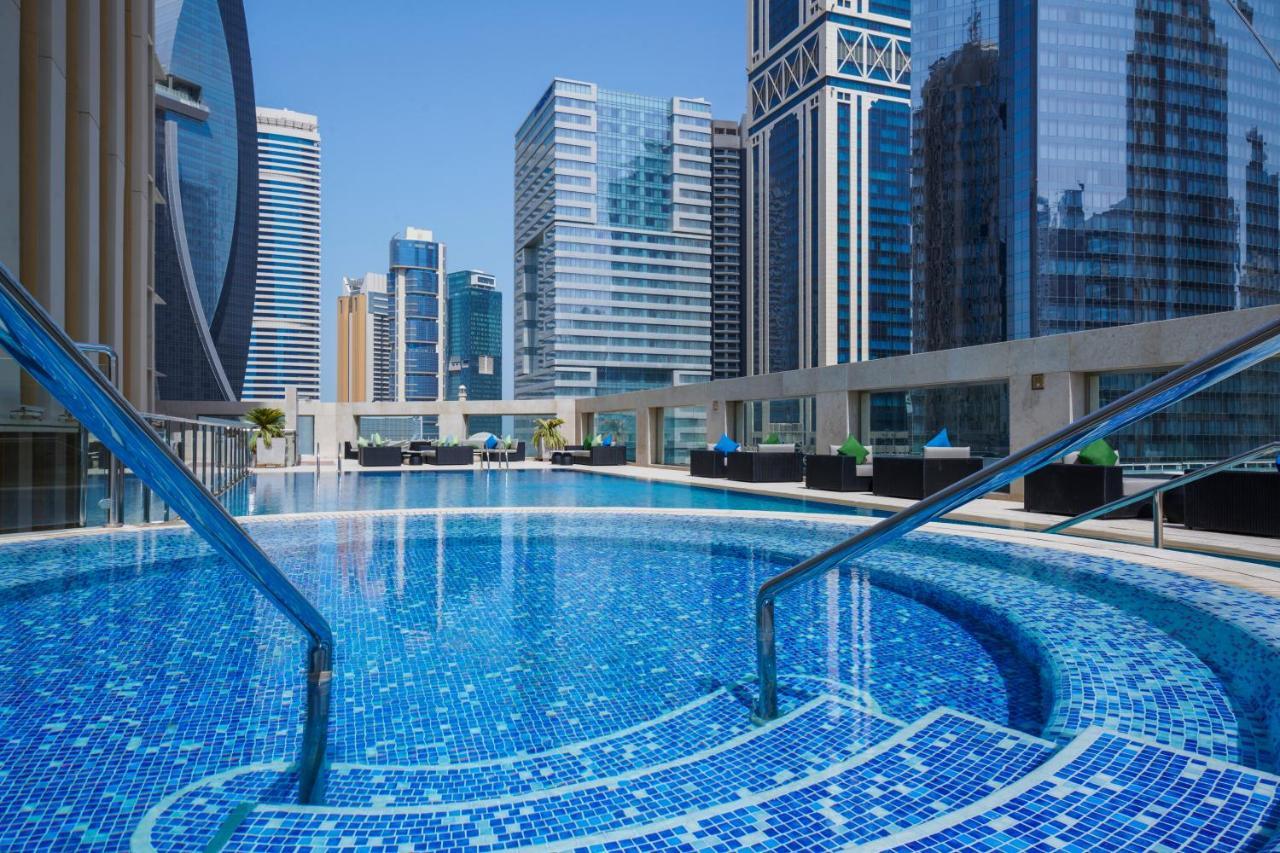 Wyndham Grand Doha West Bay Beach Exteriör bild The swimming pool at the hotel