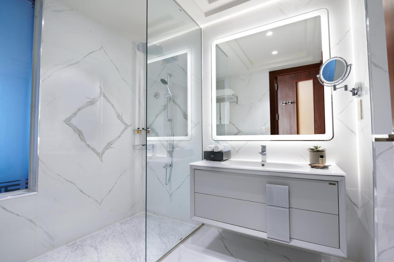 Wyndham Grand Doha West Bay Beach Exteriör bild Bathroom
