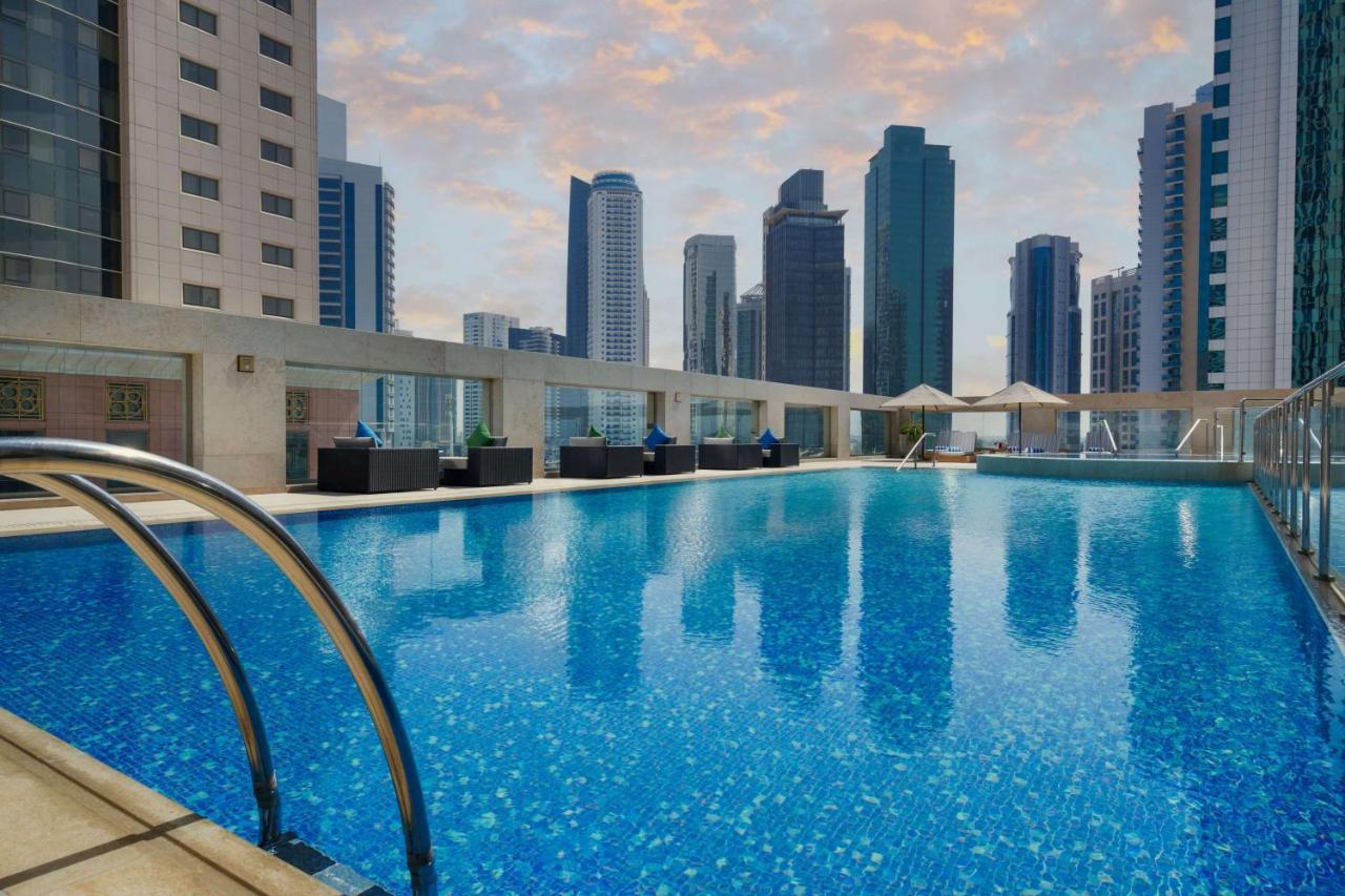 Wyndham Grand Doha West Bay Beach Exteriör bild The swimming pool at the hotel
