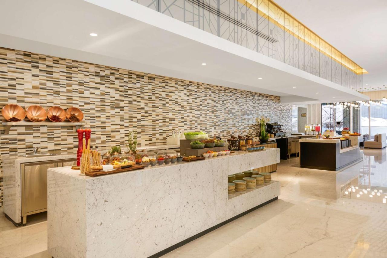 Wyndham Grand Doha West Bay Beach Exteriör bild The buffet at the lobby