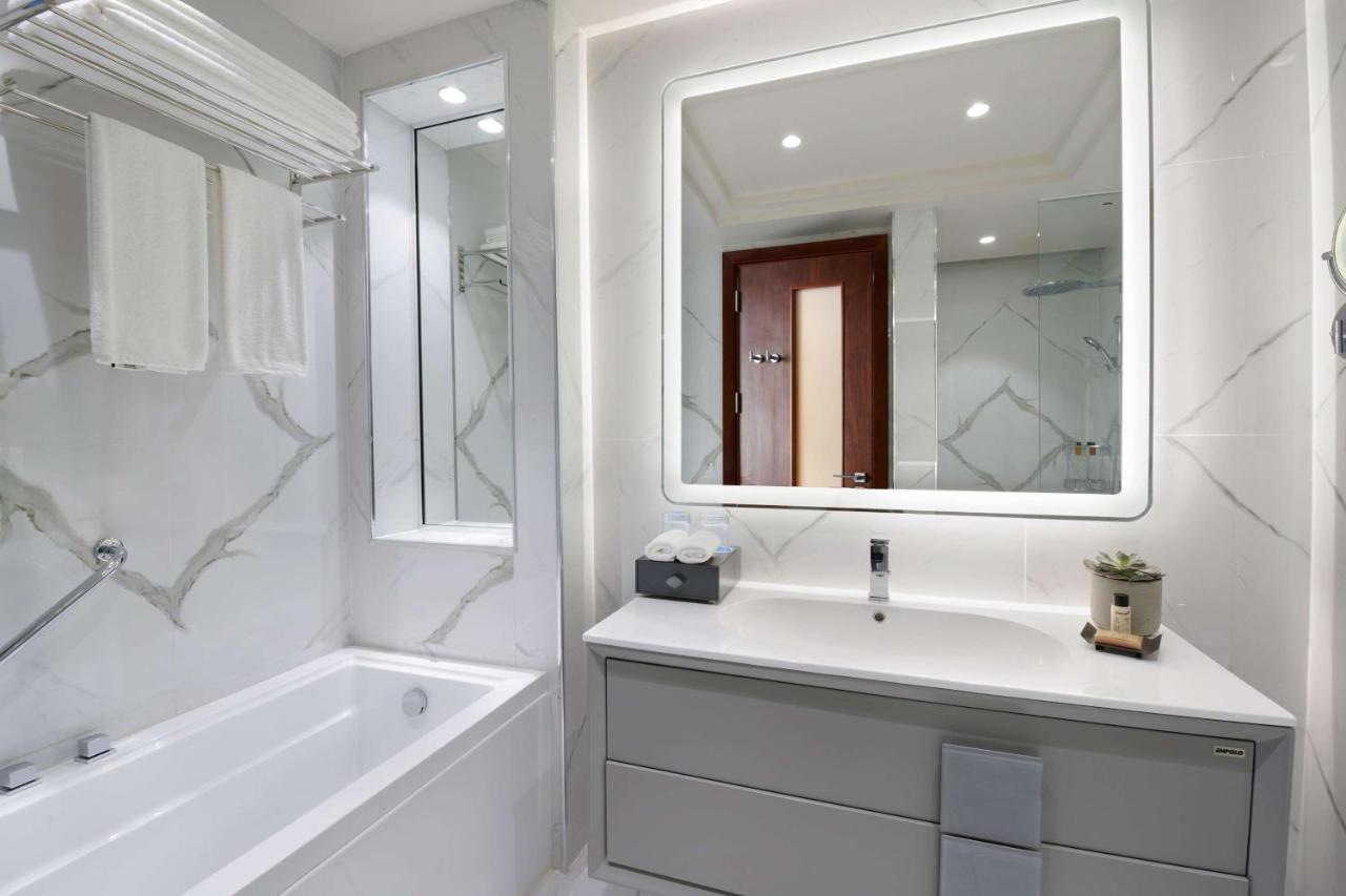Wyndham Grand Doha West Bay Beach Exteriör bild Bathroom
