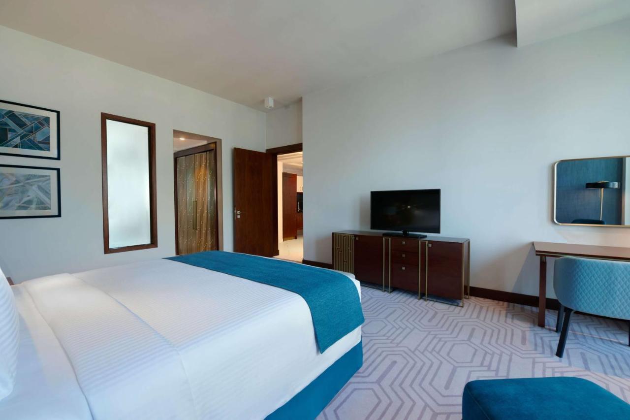 Wyndham Grand Doha West Bay Beach Exteriör bild A bedroom at the hotel