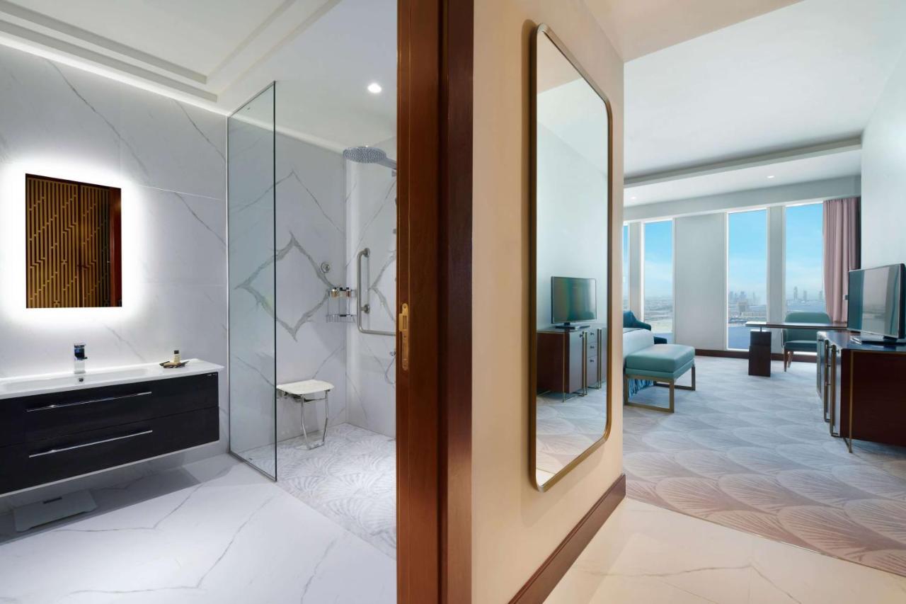 Wyndham Grand Doha West Bay Beach Exteriör bild A guest room at the hotel