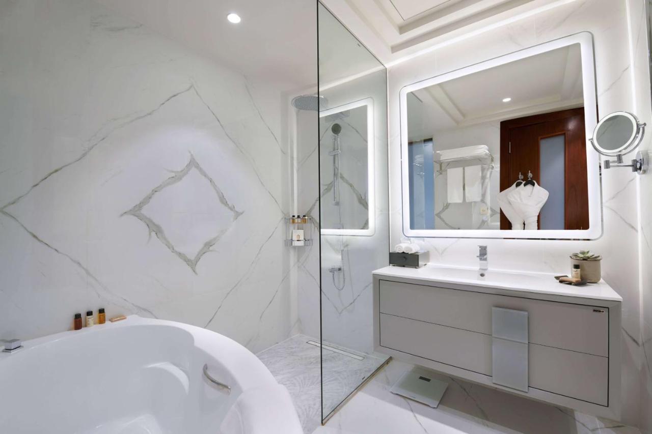 Wyndham Grand Doha West Bay Beach Exteriör bild Bathroom