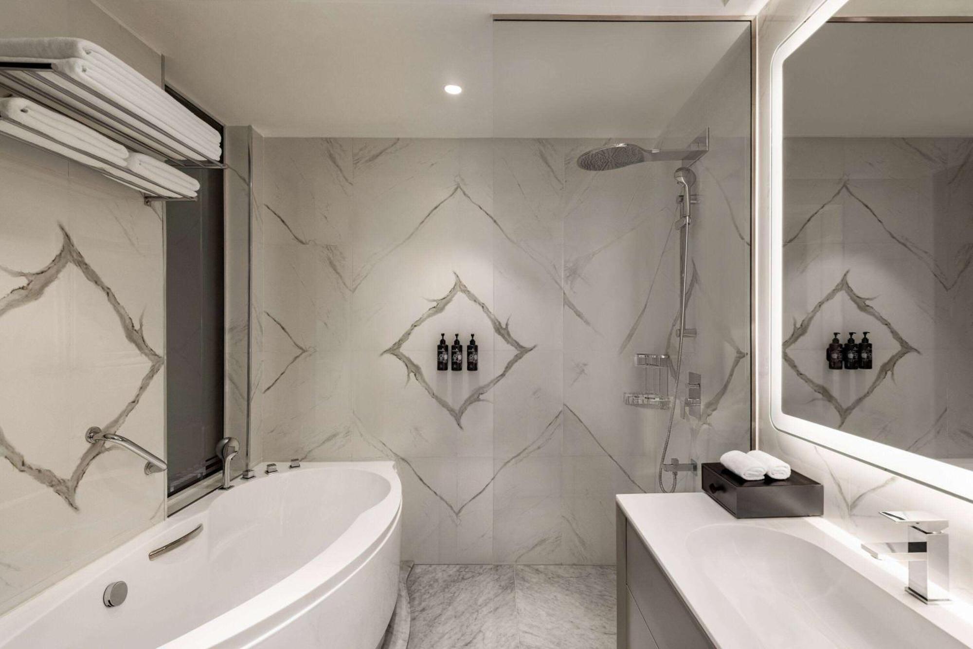 Wyndham Grand Doha West Bay Beach Exteriör bild Bathroom