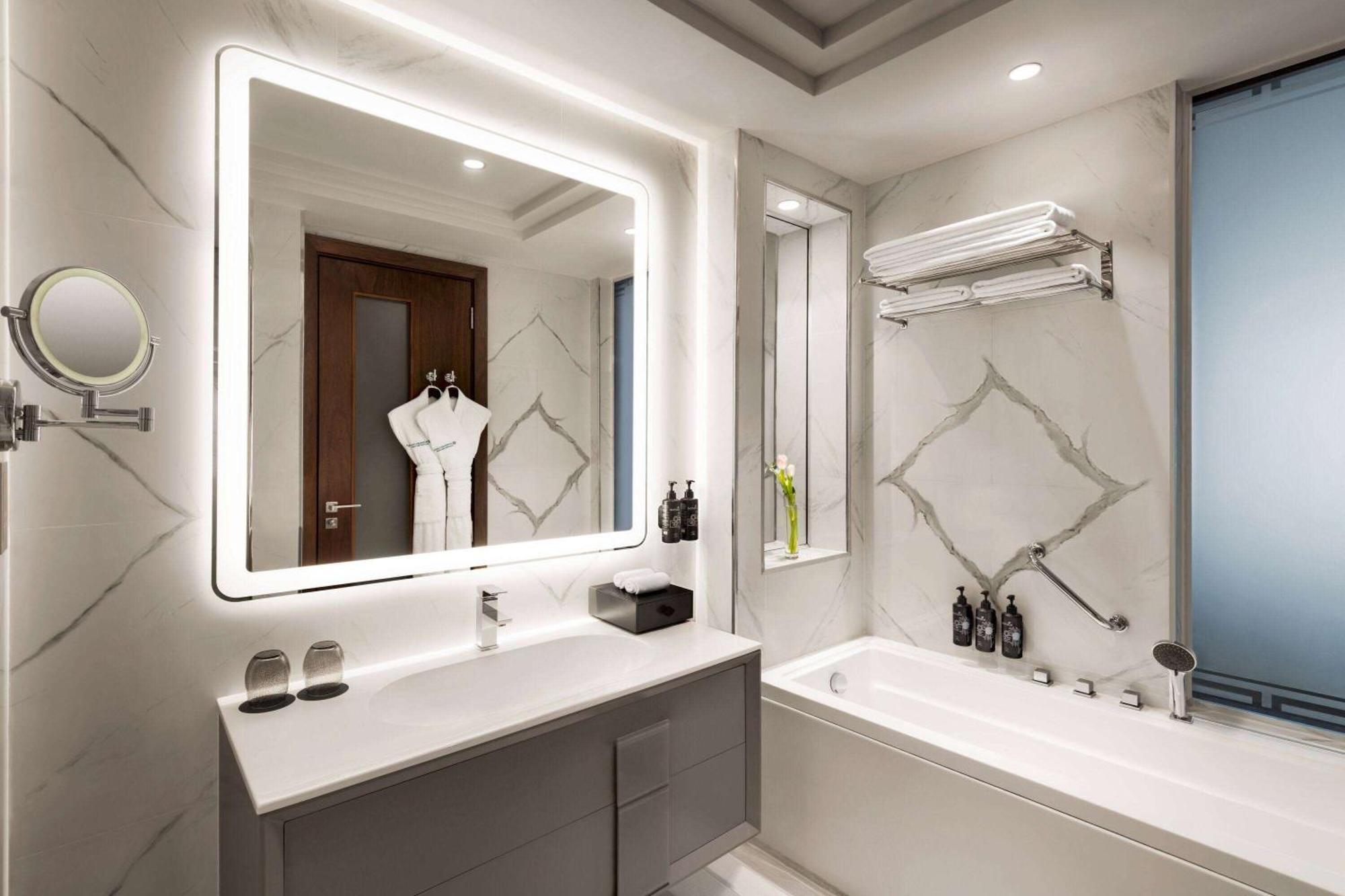 Wyndham Grand Doha West Bay Beach Exteriör bild Bathroom