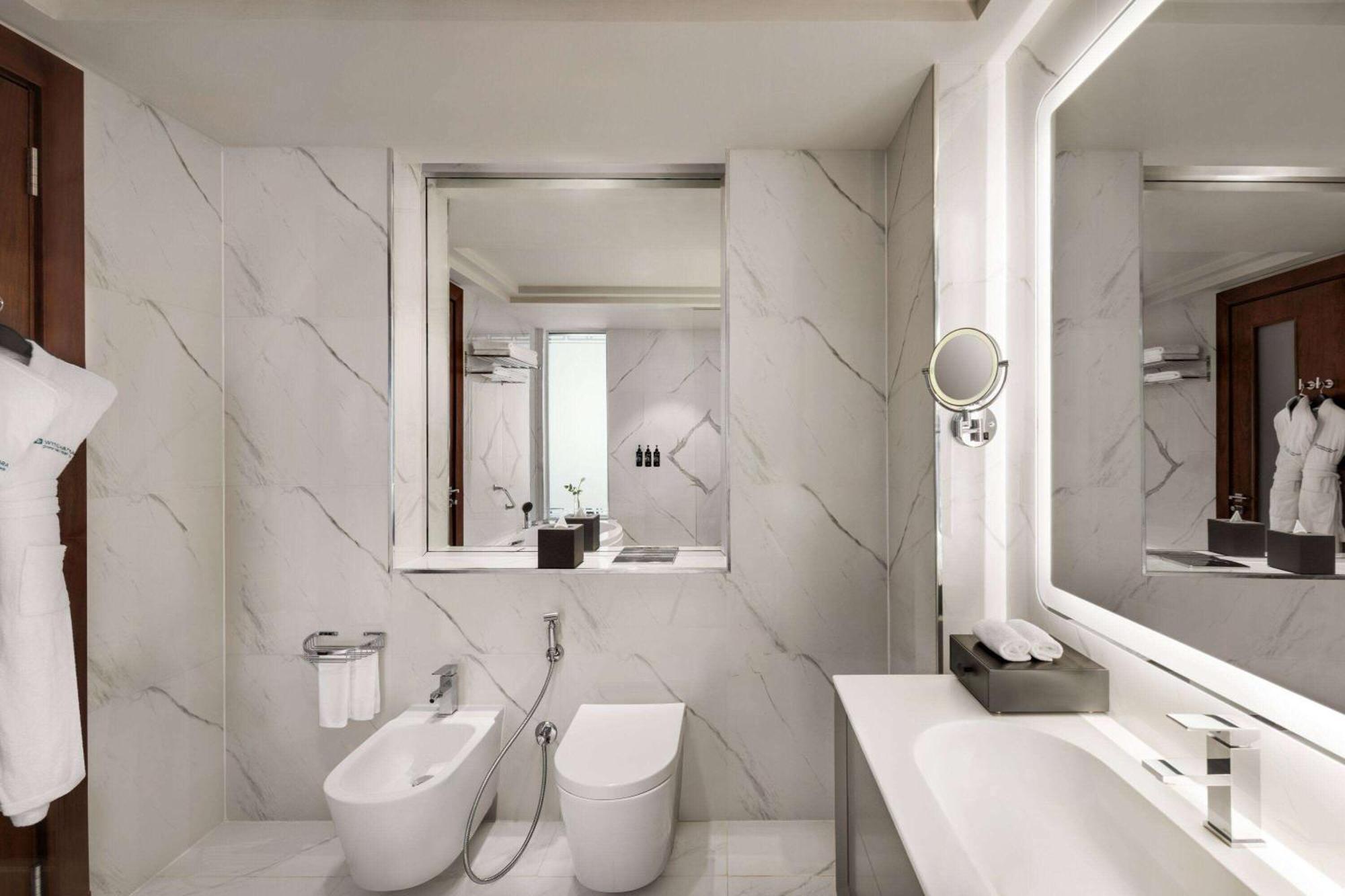 Wyndham Grand Doha West Bay Beach Exteriör bild Bathroom