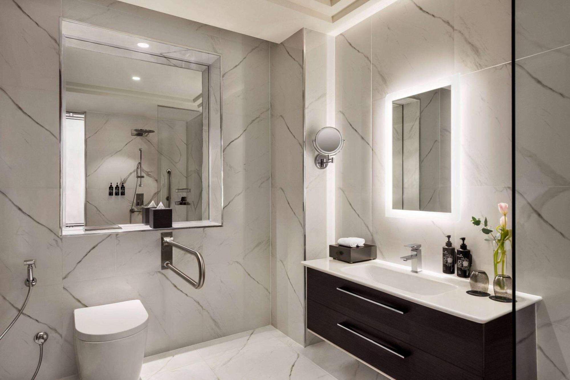 Wyndham Grand Doha West Bay Beach Exteriör bild Bathroom